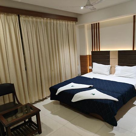 Hotel Sahyog & Rooms سورات المظهر الخارجي الصورة