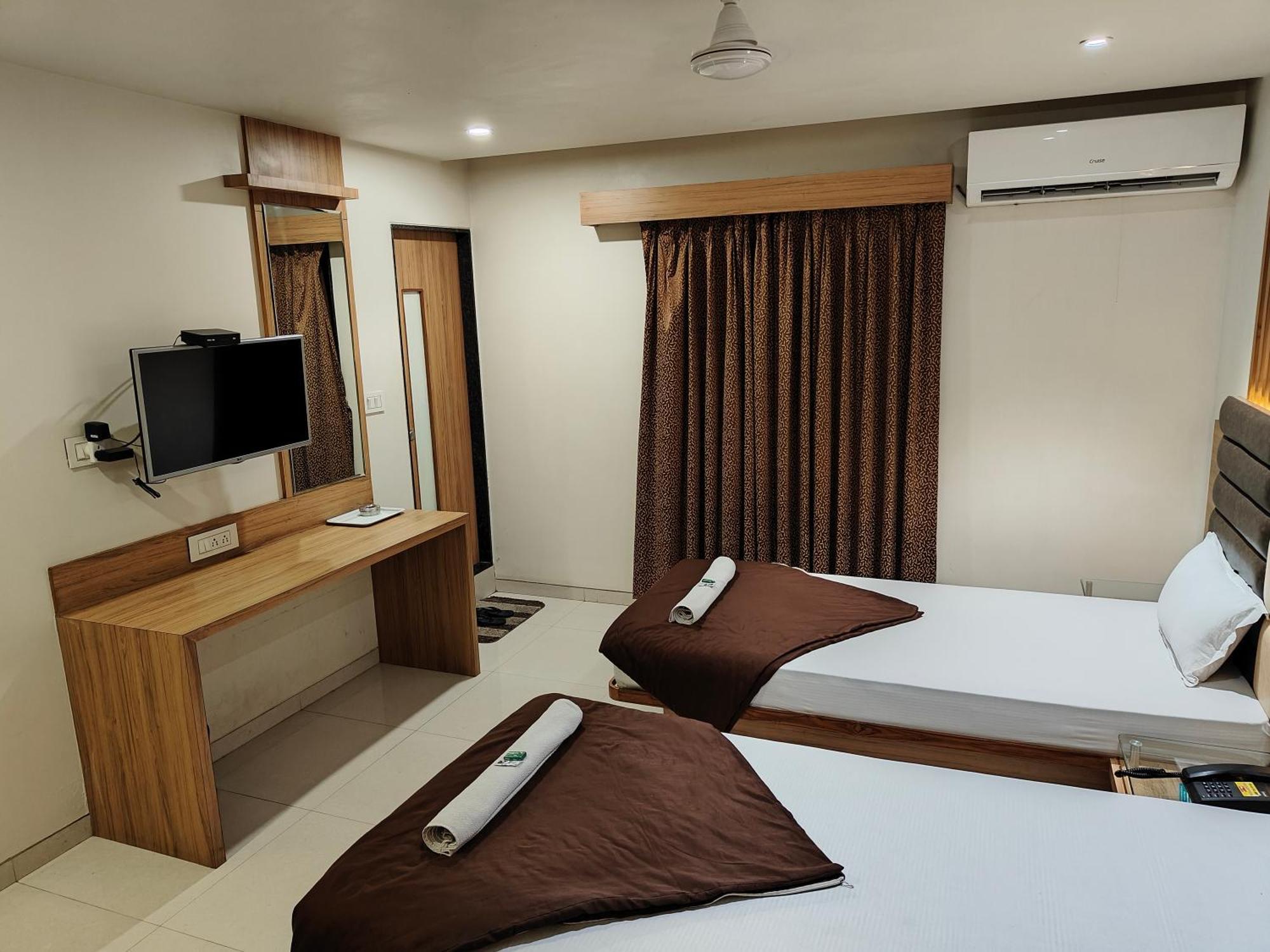 Hotel Sahyog & Rooms سورات المظهر الخارجي الصورة
