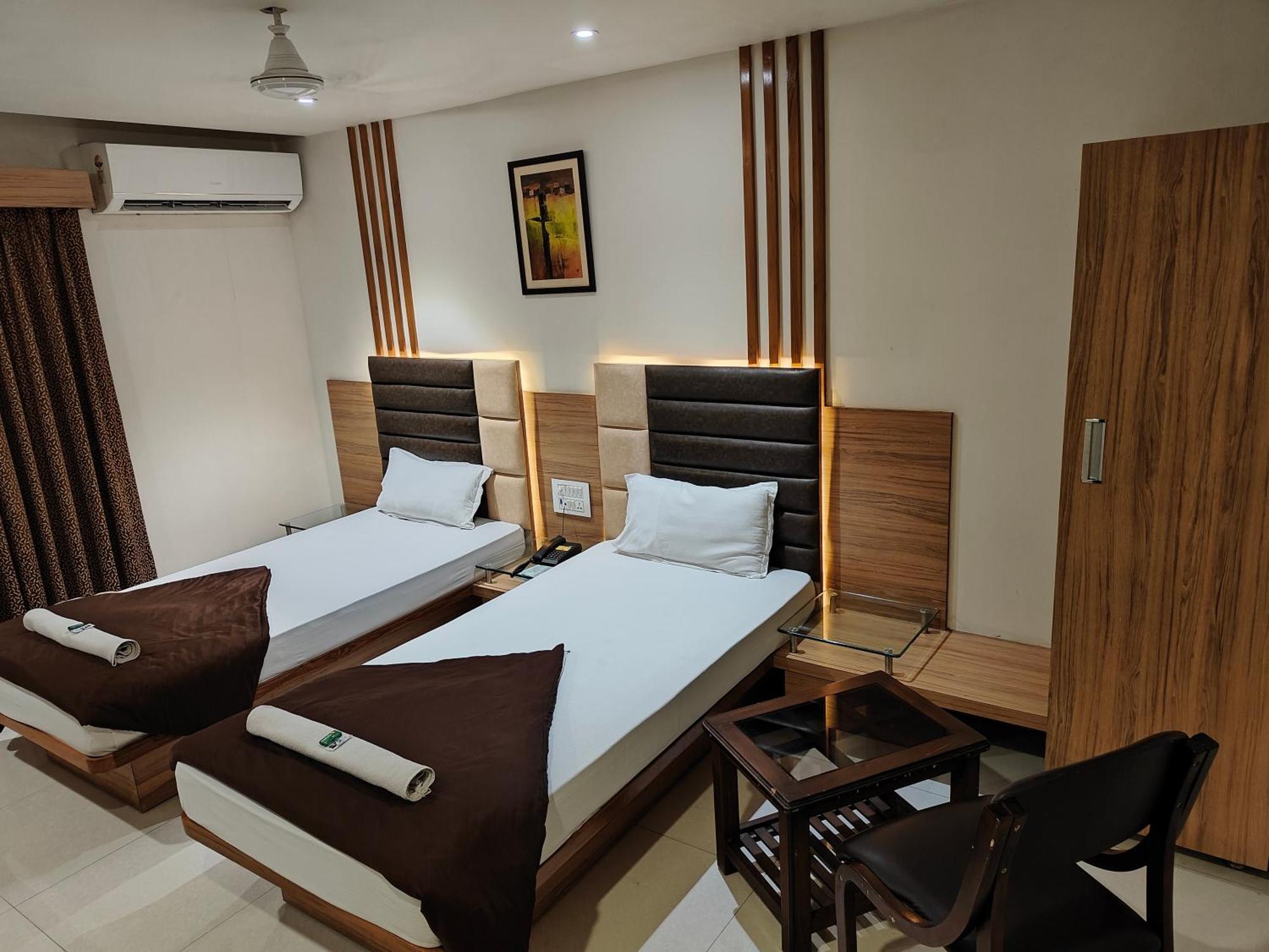 Hotel Sahyog & Rooms سورات المظهر الخارجي الصورة