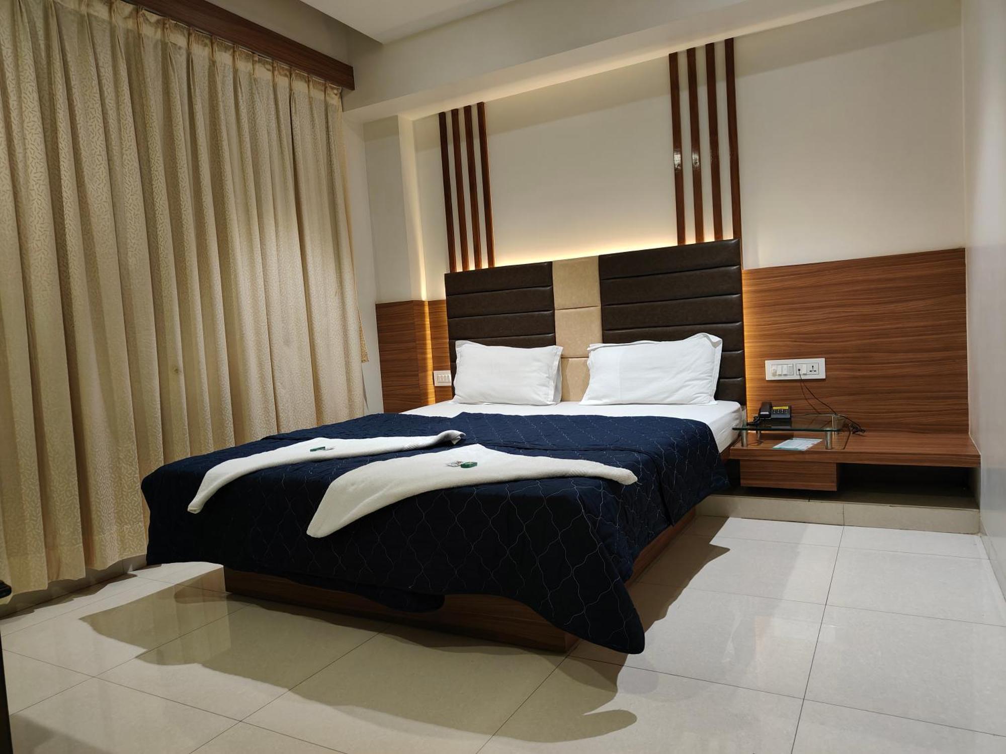 Hotel Sahyog & Rooms سورات المظهر الخارجي الصورة
