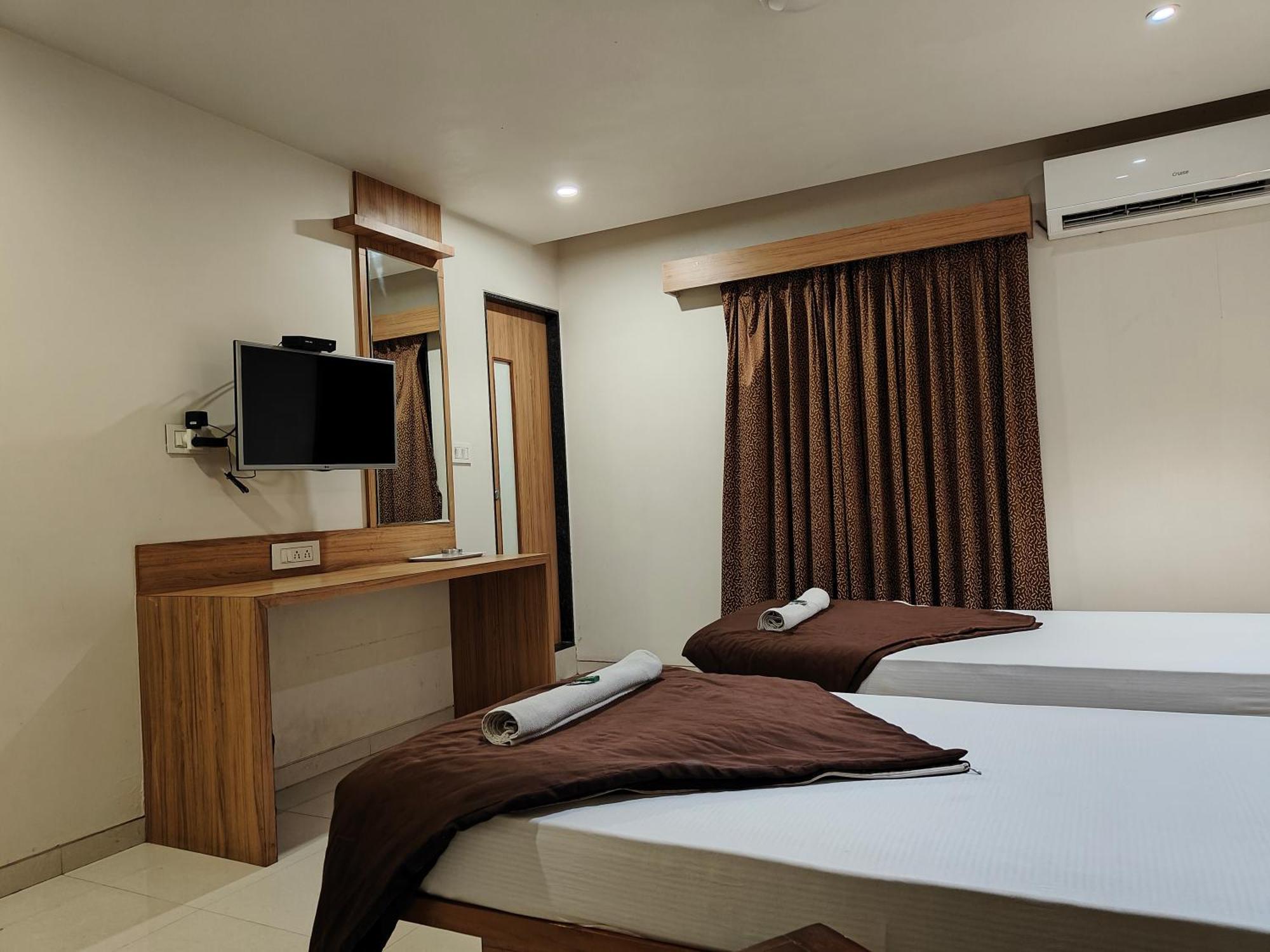 Hotel Sahyog & Rooms سورات المظهر الخارجي الصورة