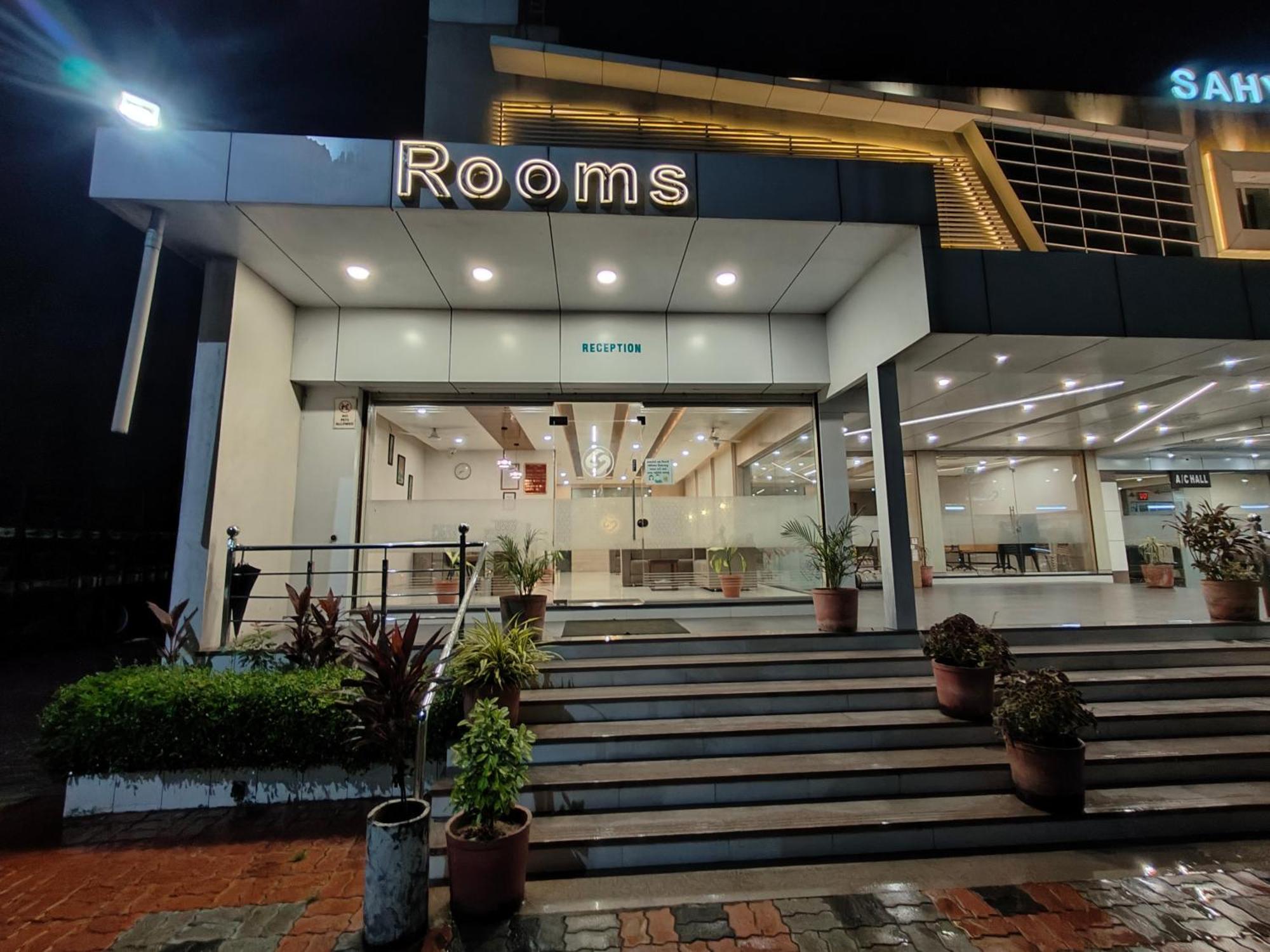 Hotel Sahyog & Rooms سورات المظهر الخارجي الصورة