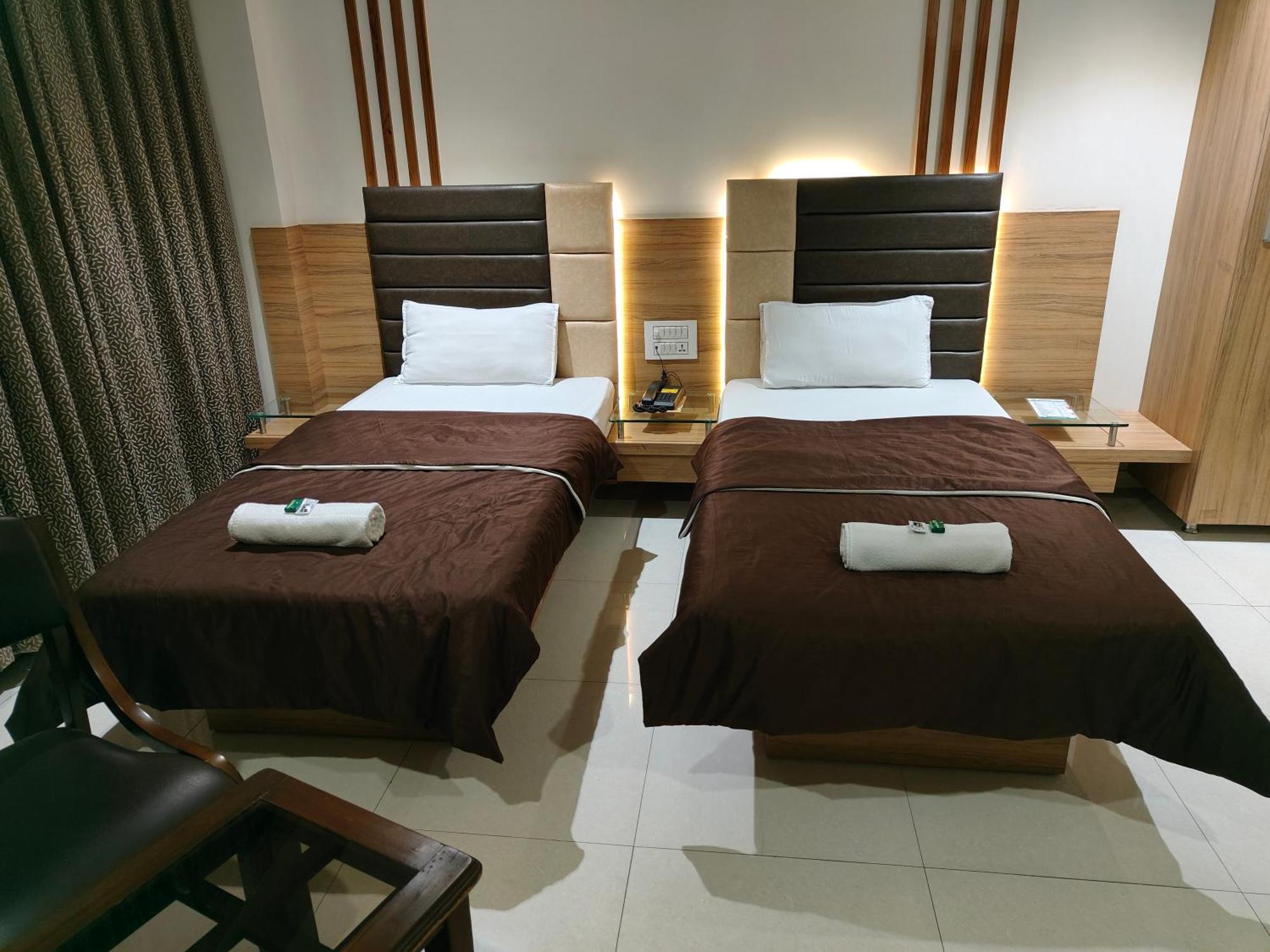 Hotel Sahyog & Rooms سورات المظهر الخارجي الصورة
