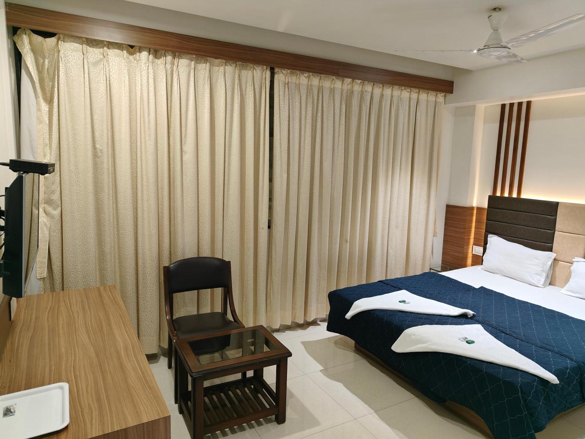 Hotel Sahyog & Rooms سورات المظهر الخارجي الصورة